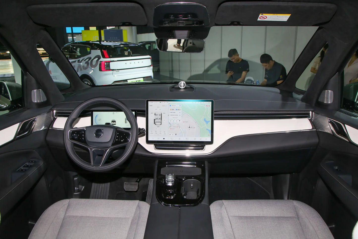 Volvo EM90