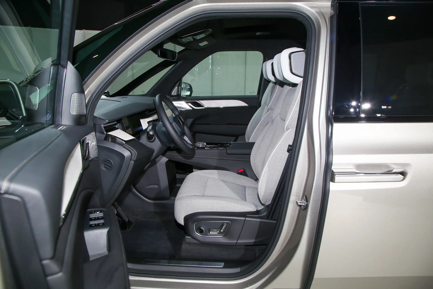 Volvo EM90