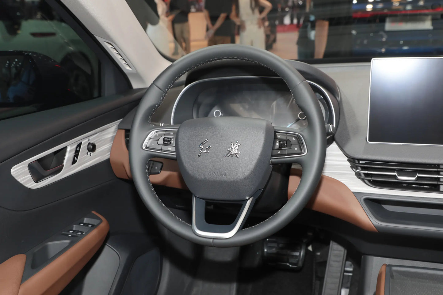 Hongqi E-QM5