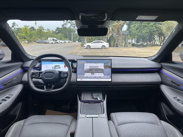 Certificated Pre-Owned Lynk & Co 08 EM-P 2025 120 Long Range Pro -u21747227