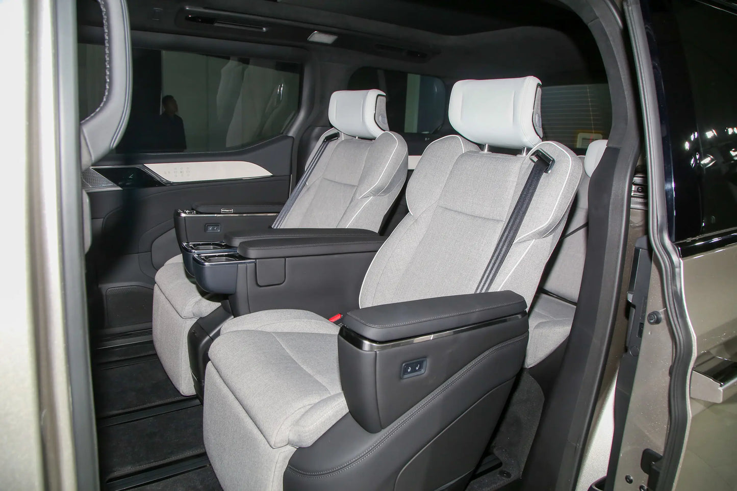 Volvo EM90