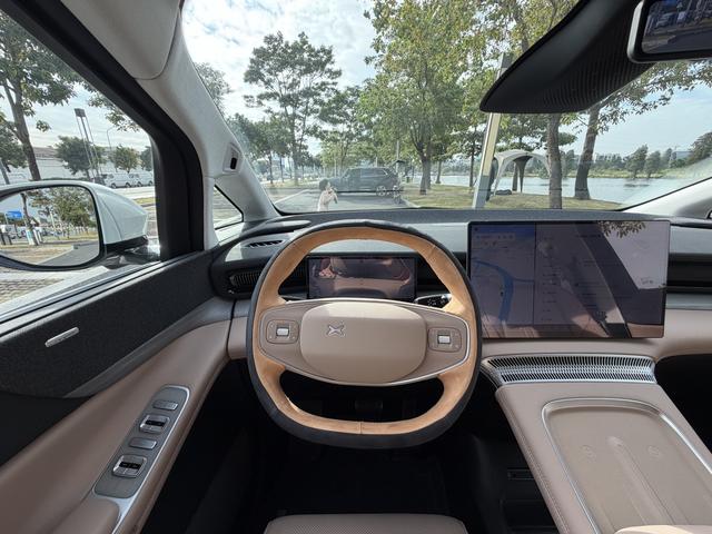 Pre-Owned XPeng X9 2024 Model 610 Long-Range Pro