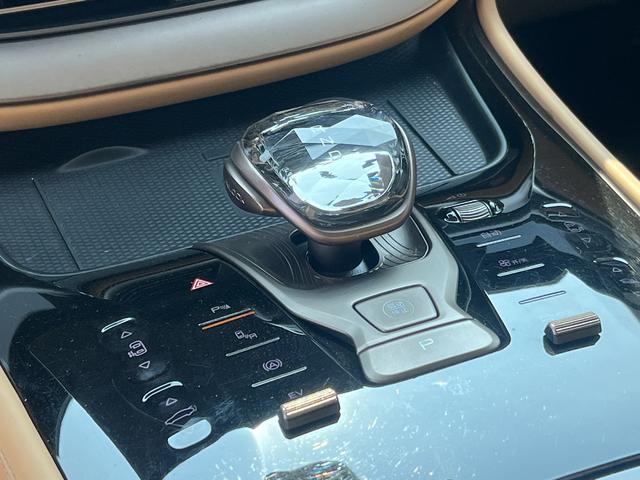 Certificated Used Denza D9 DM 2022 Edition 970 Four-wheel Drive Honor Version