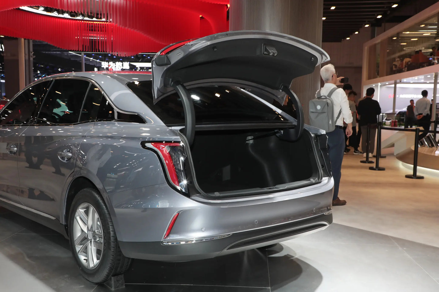 Hongqi E-QM5