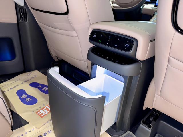 Pre-Owned XPeng X9 2025 Model Pure Electric 740 Long-Range Max